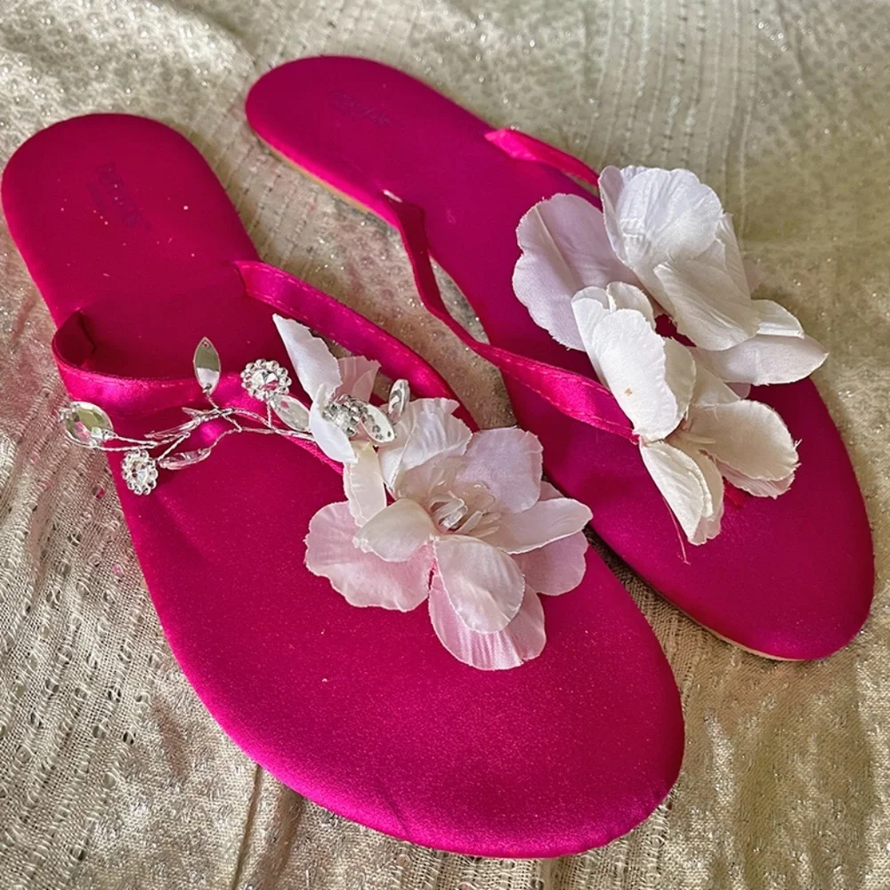 David’s Bridal Fuchsia Satin Floral Flip Flop Sandals Pink Bridal Size 7